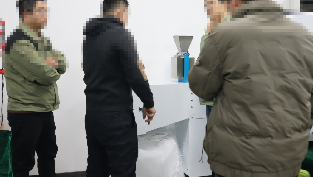 錫某有限公司赴上海理濤考察耐碎石沖擊試驗機(jī)