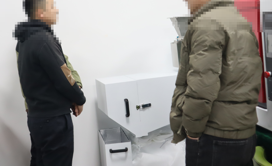 錫某有限公司赴上海理濤考察耐碎石沖擊試驗機(jī)